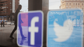 تويتر وفيسبوك يضعان تحذيرا على منشور لترامب