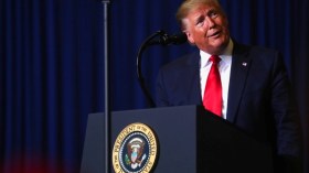 ترامب يصف مرشحاً ديمقراطياً منسحباً بـ”الكلب”