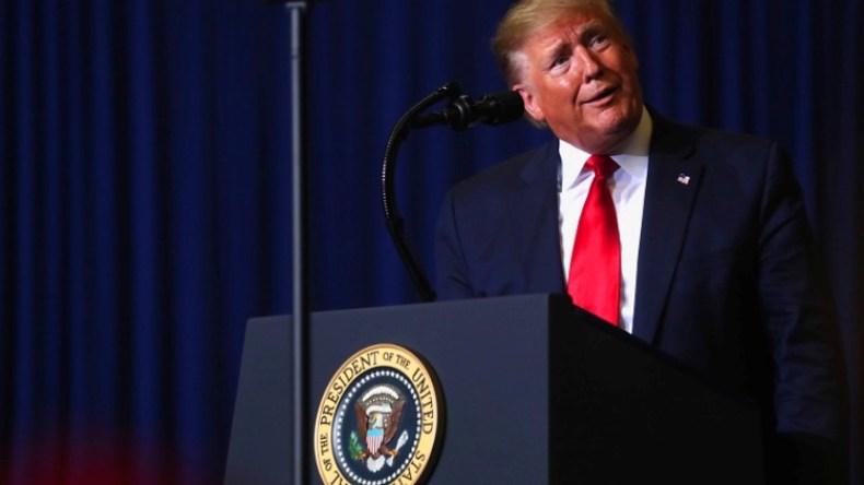 ترامب يصف مرشحاً ديمقراطياً منسحباً بـ”الكلب”