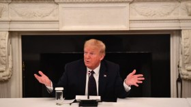 ترامب يعلن تناوله عقار الملاريا ويثير الجدل