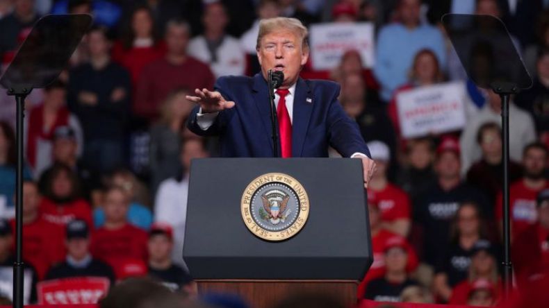 ترامب يغرد بالفارسية دعماً لمظاهرات إيران