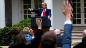 شاهد.. مشادة بين ترامب ومراسل “سي إن إن”