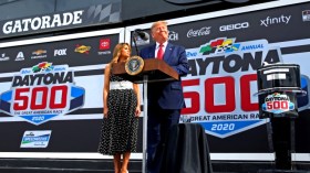 شاهد.. ترامب يستعرض بسيارته في سباق دايتونا