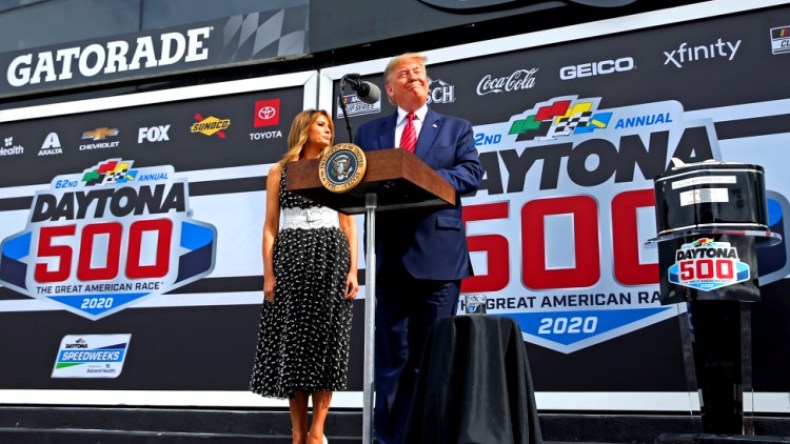 شاهد.. ترامب يستعرض بسيارته في سباق دايتونا