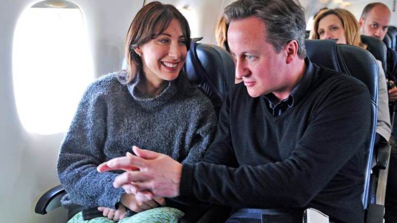 حارس ديفيد كاميرون ينسى مسدسه في حمام طائرة