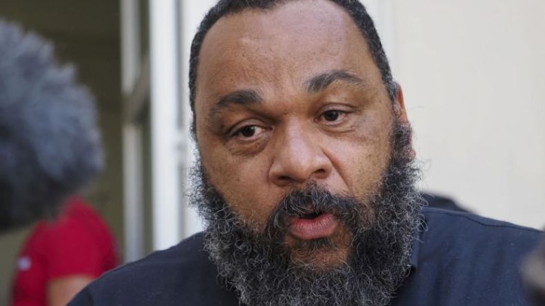 فيسبوك تحظر الفكاهي الفرنسي ديودونيه نهائياً