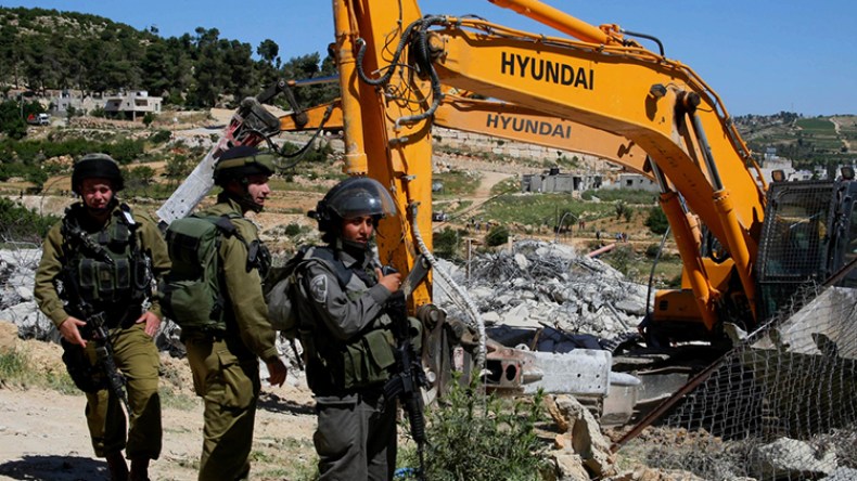 قوات الاحتلال تهدم منزلا فلسطينيا في رام الله