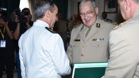 قايد صالح يقلد رتب ويسدي أوسمة لقيادات في الجيش