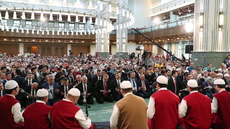 أردوغان يتلو القرآن على روح ضحايا محاولة الانقلاب