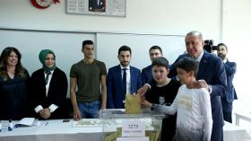 شاهد.. أردوغان يدلي بصوته في الانتخابات