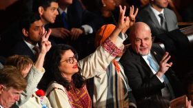 طليب تحتج على ترامب “بالثوب الفلسطيني”