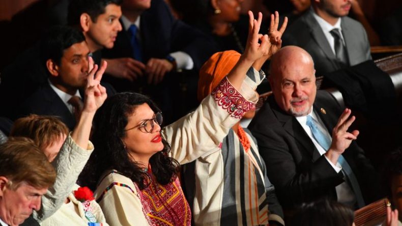 طليب تحتج على ترامب “بالثوب الفلسطيني”