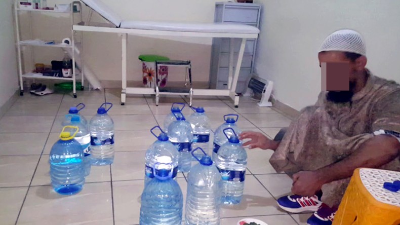 رقية قارورات المياه بالصلاة داخل المساجد