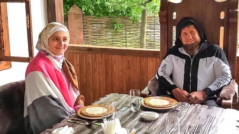 ابنة الرئيس الشيشاني تقدم عرض أزياء في باريس (فيديو)