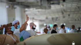 الحجاج يواصلون رمي الجمرات (فيديو)