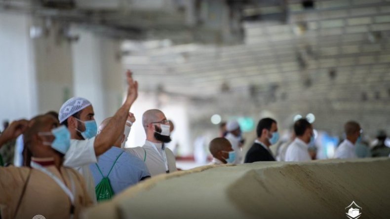 الحجاج يواصلون رمي الجمرات (فيديو)