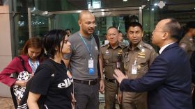 والد الشابة السعودية رهف يصل بانكوك ويطلب لقاءها