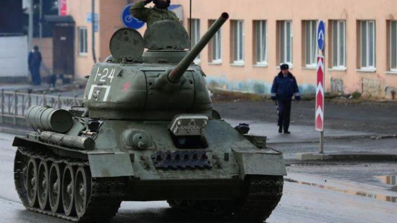 روسيا تضع آلاف الجنود في الحجر الصحي