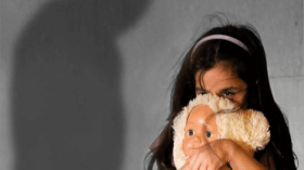 مربية حضانة تقرص الأطفال وتسد أنوفهم ليزرقّوا!