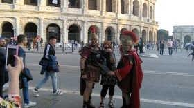 طعام حلال في عاصمة الكاثوليك.. البيتزا بالكيلوغرام والماء المعدني مجانا