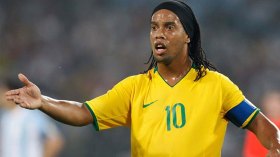 الدوري المالطي يعيد “رونالدينيو” من الاعتزال