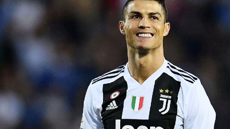 رونالدو يقترب من تحطيم رقم ميسي القياسي