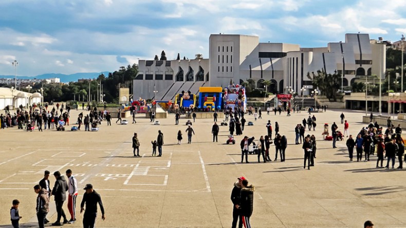 شاب يعتدي على سياح في رياض الفتح