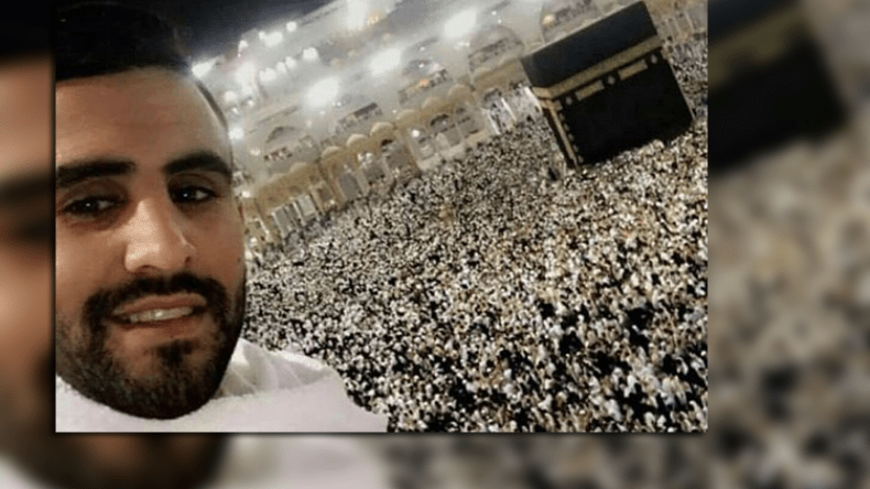 محرز يؤدي مناسك العمرة ويكسب قلوب السعوديين