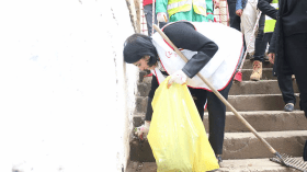 الوزيرة زرواطي تشارك في حملة تنظيف بالقصبة