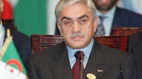 متظاهرون يتجمهرون أمام منزل اليامين زروال