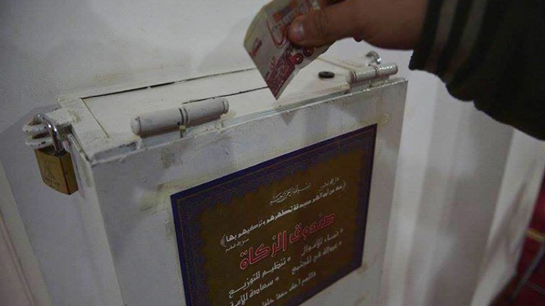 هكذا يجمع الأئمة زكاة عيد الفطر ويقسمونها على محتاجيها