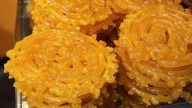 زلابية عين مخلوف تستهوي صائمي الستة من شوال بقالمة