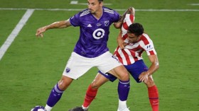 التحايل يكلف إبراهيموفيتش عقوبة في الدوري الأمريكي