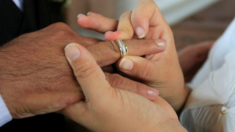 أمهات في مهمة خطبة لبناتهن!