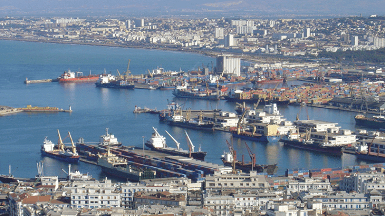 اقتناء 10 زوارق بحر موّجهة لجر السفن