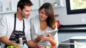 بصراحة.. هل يساعدك زوجك في المطبخ؟