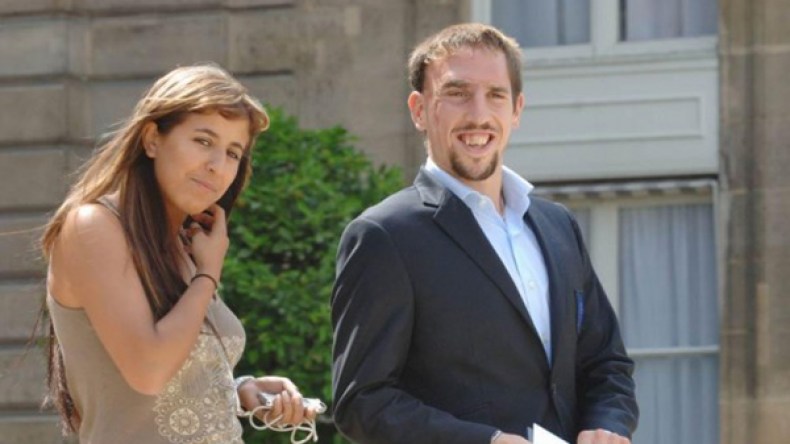 زوجة ريبيري تقصف زملاء محرز بالثقيل وتدعو لإقالة ماجر