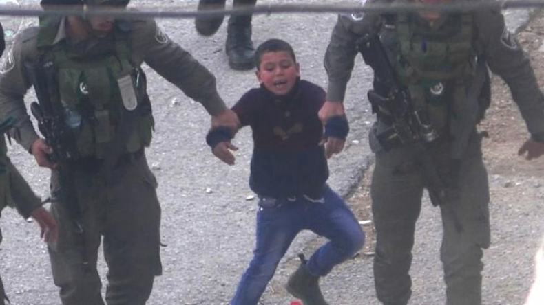 بالفيديو.. اعتقال مروع لطفل فلسطيني