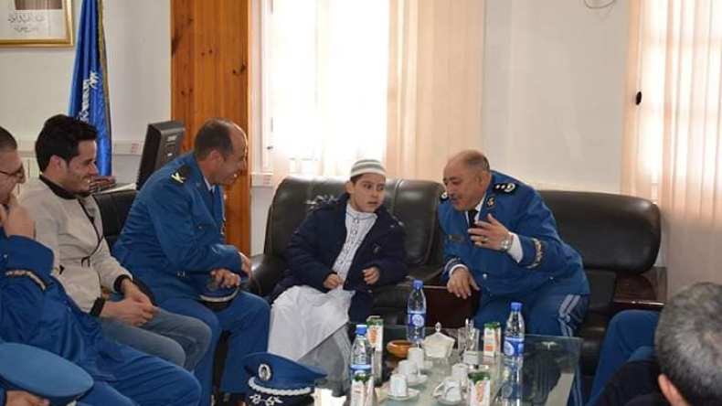 الأمن يكرم الطفل ساعد أنس عبد الرحمان حافظ كتاب الله