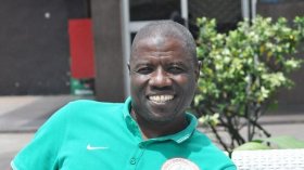 فتح تحقيق بعد استلام مساعد مدرب نيجيريا رشوة