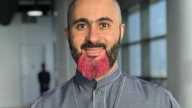 حلق شعره وصبغ لحيته بالوردي تضامنا مع زوجته المصابة بالسرطان