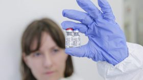 روسيا تبدأ حملة تطعيم جماعي ضد كورونا (فيديو)