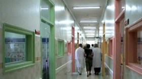 مرضى يفترشون الأرض والكراسي في استعجالات طب العظام ببن عكنون