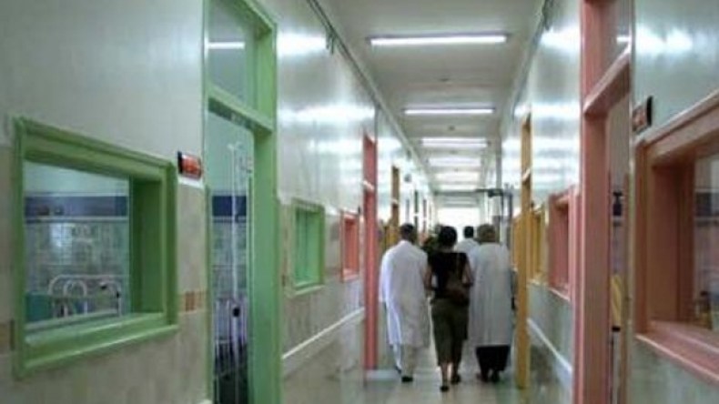 مرضى يفترشون الأرض والكراسي في استعجالات طب العظام ببن عكنون