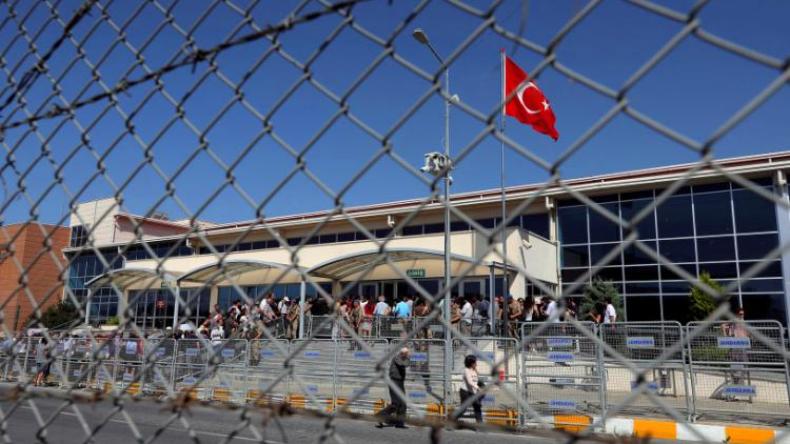 تركيا تبدأ الإفراج عن آلاف السجناء (فيديو)