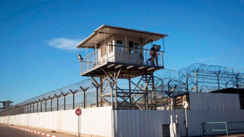 الاحتلال يؤكد عزل أربعة أسرى فلسطينيين