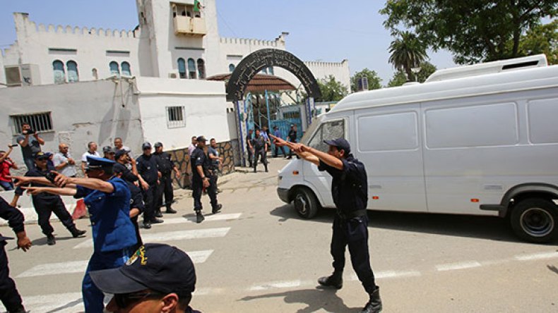 الإفراج عن 76 معتقلا خلال الحراك