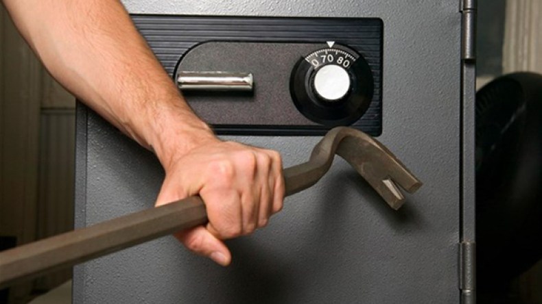 شباب يسرقون صندوقا فولاذيا به 450 مليون سنتيم