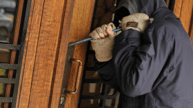 مسبوقان يقتحمان منزل إطار سابق في وزارة الرياضة