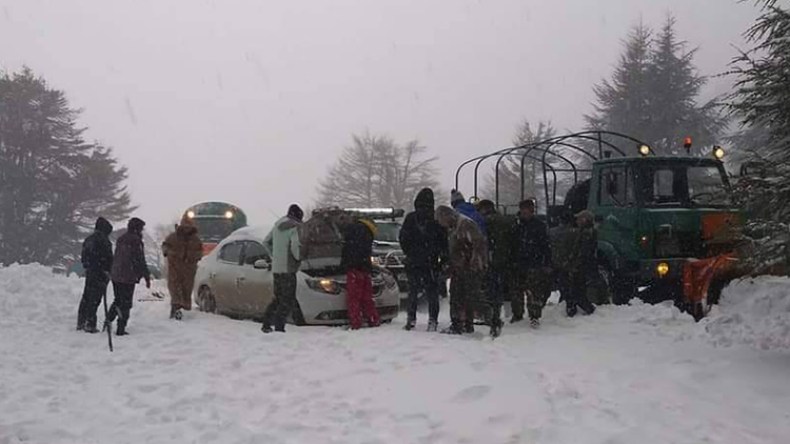 إجلاء عائلة و16 سائحا حاصرتهم الثلوج بجبال سطيف